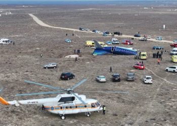 فريق تركي يفحص الطائرة الأذربيجانية المحطمة