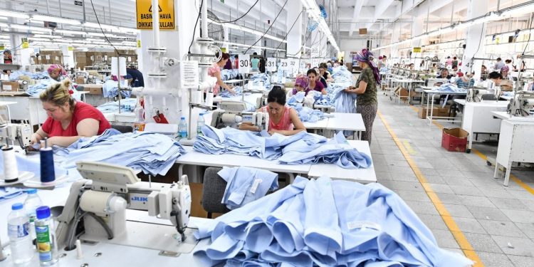 عودة السوريين تهدد قطاع المنسوجات في تركيا