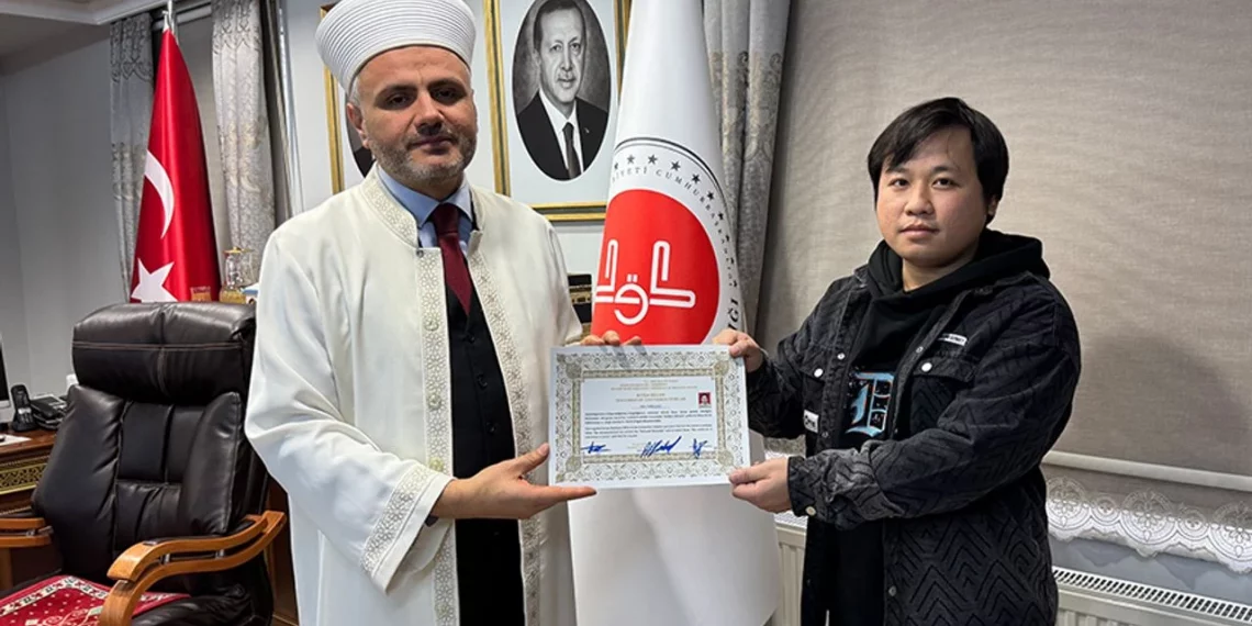 صيني يعتنق الإسلام ويتزوج من حبيبته التركية
