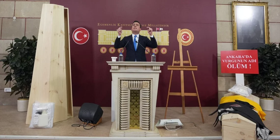 نائب يحمل تابوتا إلى البرلمان التركي!