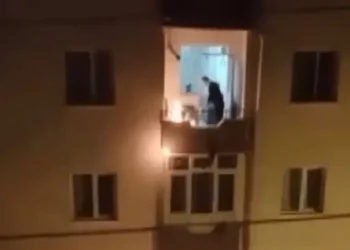 تركيا.. مواطن يضرم النار في شرفة شقته