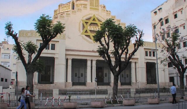 الشرطة التونسية تقتل رجلا أضرم النار في نفسه خارج كنيس يهودي