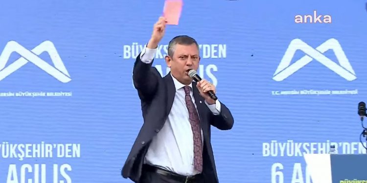 رئيس حزب الشعب الجمهوري يظهر الكارت الأحمر لأردوغان