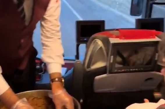 شركة حافلات تركية تقدم للركاب “كرات اللحم”