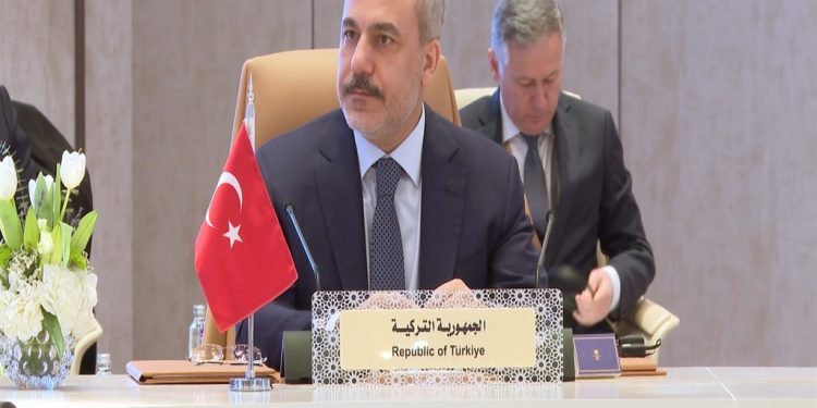 هاكان فيدان من الرياض: على القوات الكردية في سوريا حل نفسها