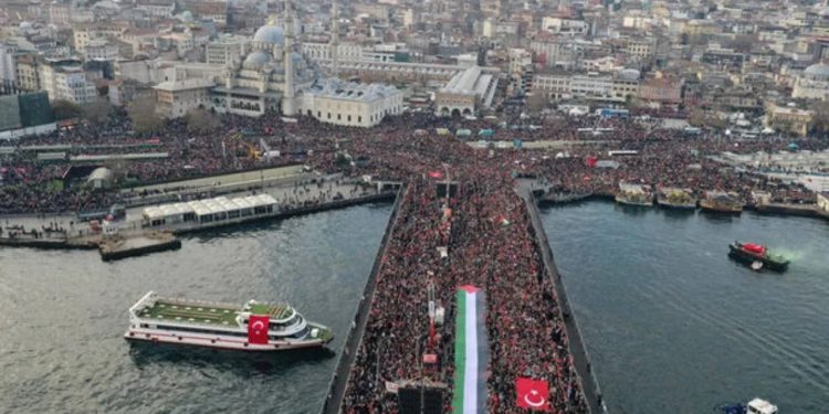 تركيا.. الآلاف يشاركون في مسيرة داعمة لغزة في أول أيام العام الجديد