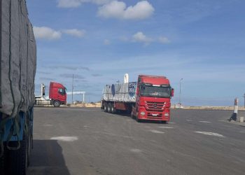 شاحنات مساعدات تدخل غزة من مصر مع سريان وقف إطلاق النار