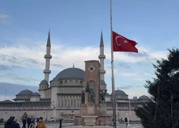 تركيا تنكس العلم حدادا على ضحايا حريق فندق بولو