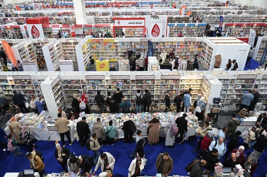 معرض القاهرة الدولي للكتاب يشهد إقبالا جماهيريا كبيرا