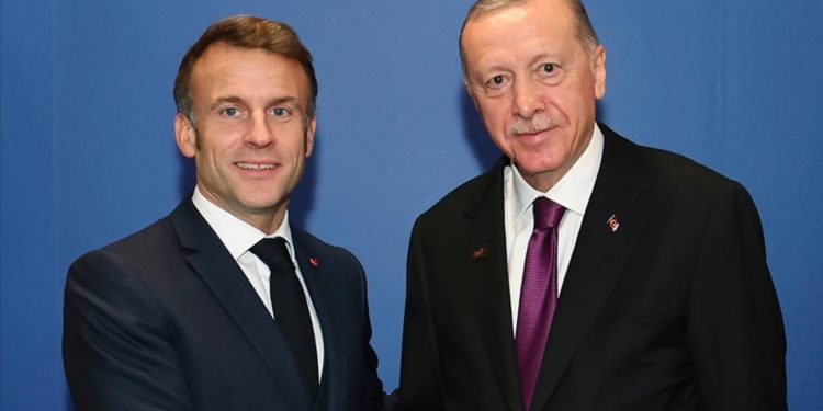 “أردوغان” يجري مكالمة هاتفية مع “ماكرون”