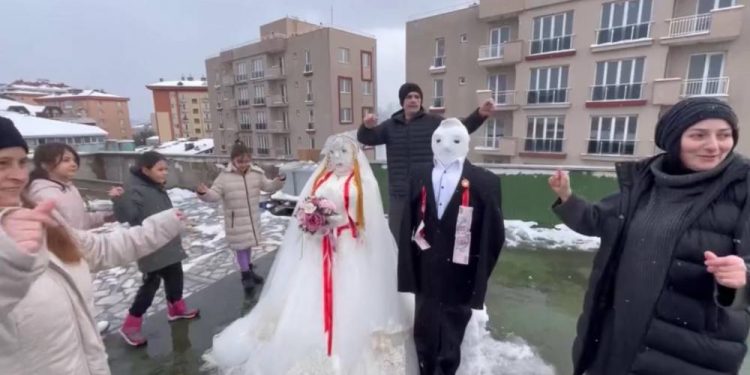 حفل زفاف لرجل الثلج على عروسه في إسطنبول.. فيديو