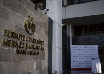 انخفاض احتياطيات البنك المركزي التركي من الذروة
