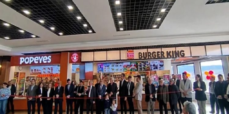 تركيا.. “برجر كينج” يطيح بمسؤول في الحزب الحاكم