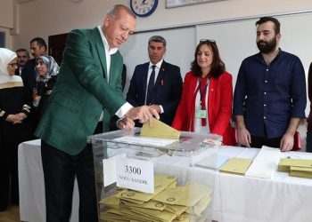 صحفية تكشف خطة تمرير ترشيح أردوغان لولاية ثالثة