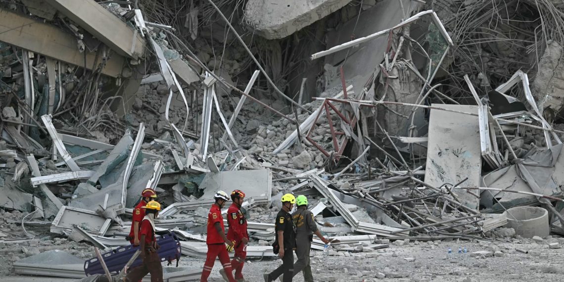 إنقاذ ضحايا زلزال ميانمار المدمر