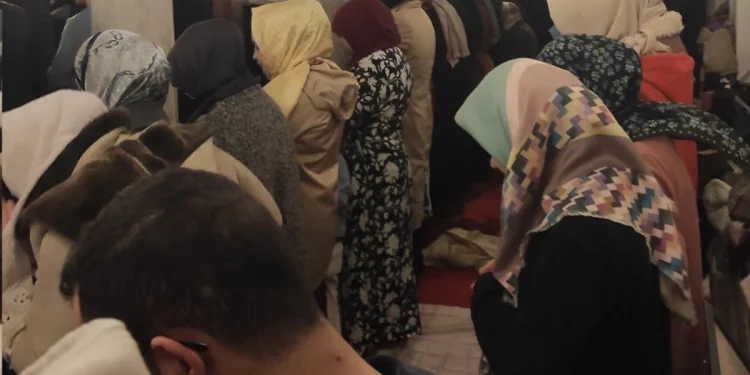 تركيا.. رجال ونساء يصلون معًا في أسكدار!