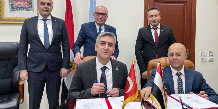 مصر وتركيا توقعان اتفاقية إنتاج مشترك للمركبات العسكرية