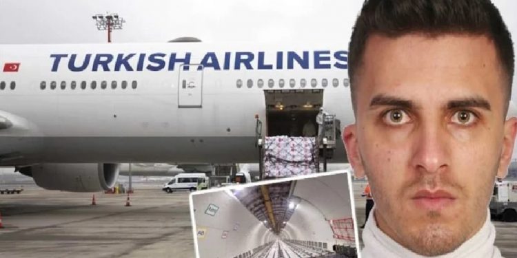 موظف يعلق بين الحقائب في طائرة تركية متجهة إلى اليونان!