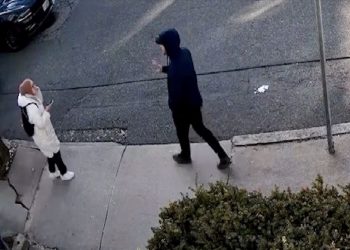 عملاء فيدراليون يعتقلون طالبة تركية أثناء سيرها بالشارع!