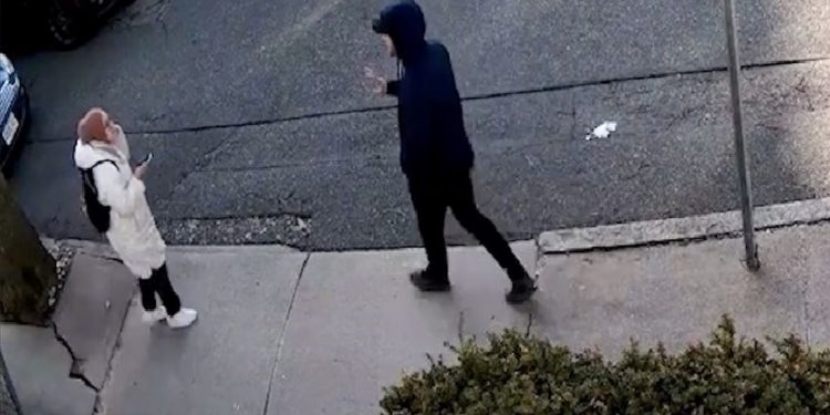 عملاء فيدراليون يعتقلون طالبة تركية أثناء سيرها بالشارع!