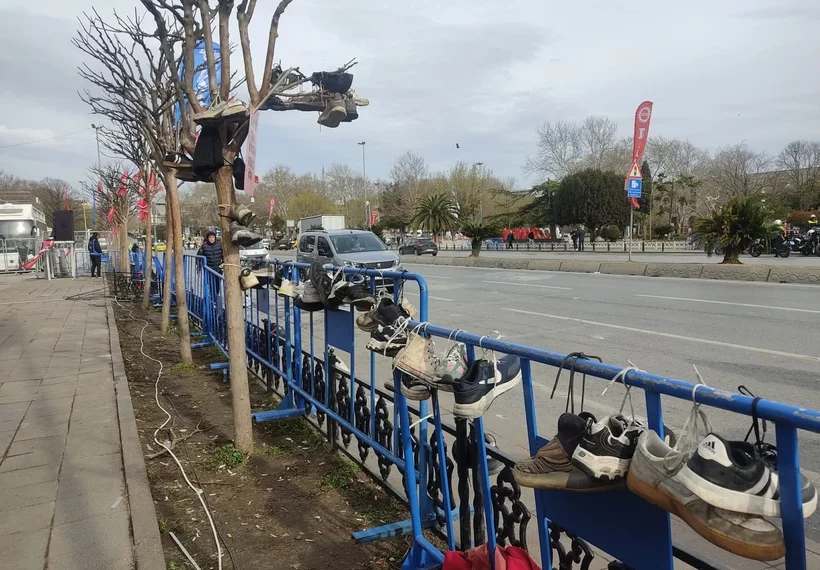 السر وراء شجرة الأحذية في إسطنبول!