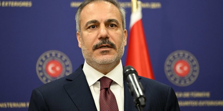 وزير الخارجية التركي يدعو إلى الحلول الدبلوماسية مع إيران