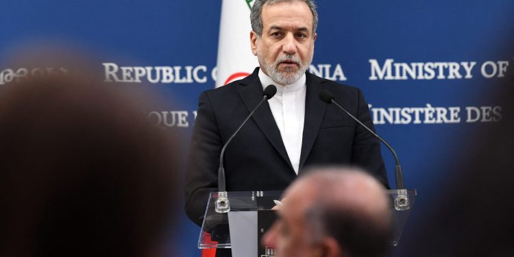 حرب التصريحات وفرص نجاح الحوار الأمريكي الإيراني في عُمان