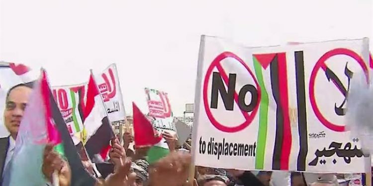 آلاف المصريين يتظاهرون في العريش ضد تهجير الفلسطينيين