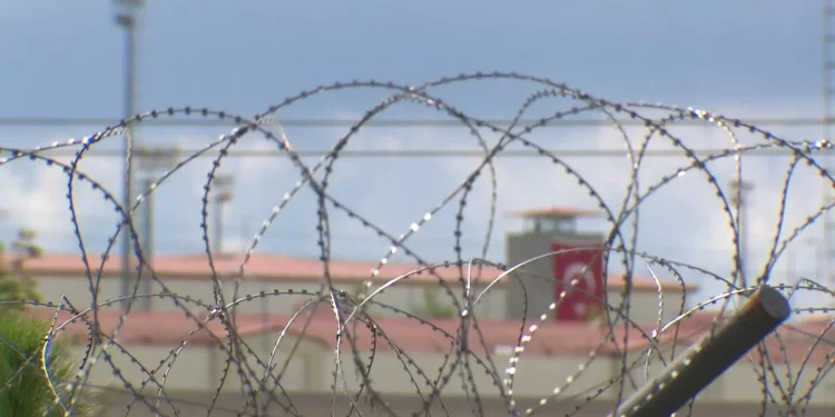 تركيا.. نزلاء يحتجون على التفتيش العاري