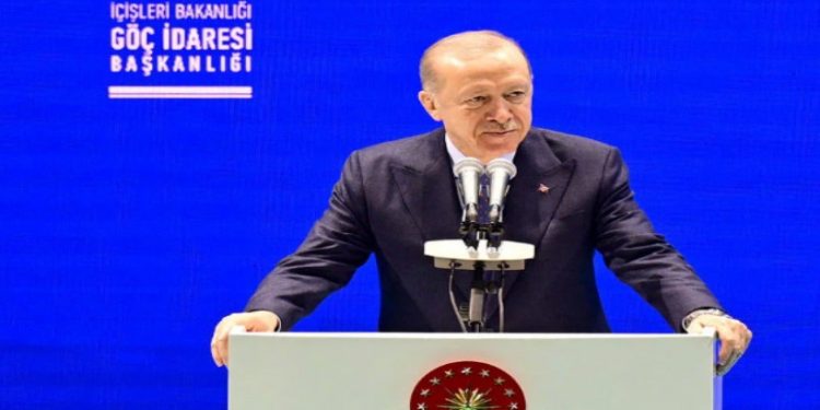 أردوغان يكشف عدد اللاجئين في تركيا