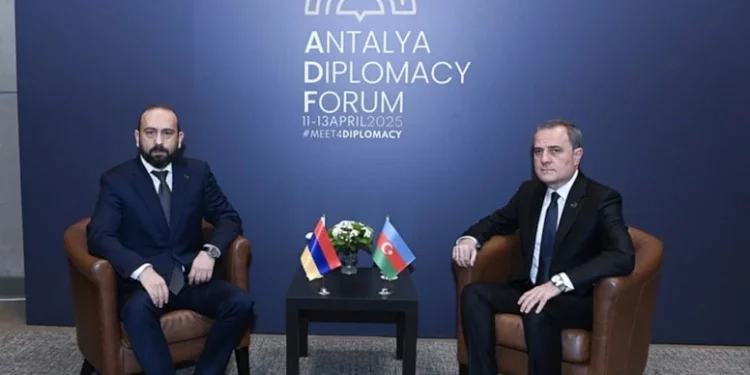وزيرا خارجية أذربيجان وأرمينيا يلتقيان في أنطاليا