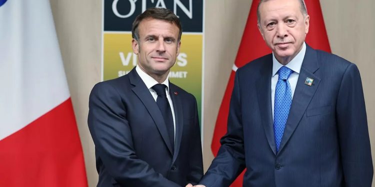 أردوغان يجري اتصالًا هاتفيًّا مع ماكرون