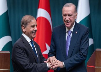 أردوغان يستقبل رئيس الوزراء الباكستاني في إسطنبول