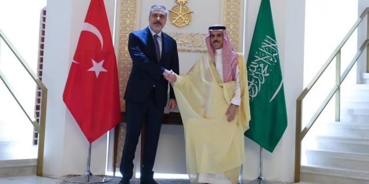 هاكان فيدان يلتقي نظيره السعودي في الرياض