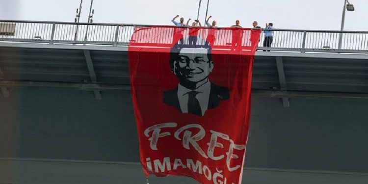 صورة عمدة إسطنبول أعلى جسر البوسفور