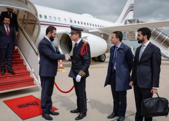 طائرة الشرع تهبط في باريس بأول رحلة أوربية