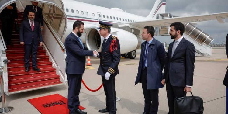 طائرة الشرع تهبط في باريس بأول رحلة أوربية