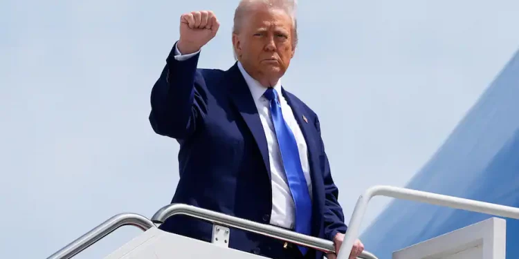 ترامب يصل الرياض في أولى محطات جولته بالشرق الأوسط