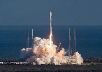 سبيس إكس تطلق صاروخ فالكون 9 إلى السماء