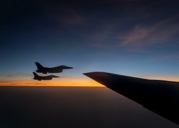 هل تنشر الولايات المتحدة  قاذفات القنابل بي-2 سبيريت في الشرق الأوسط؟