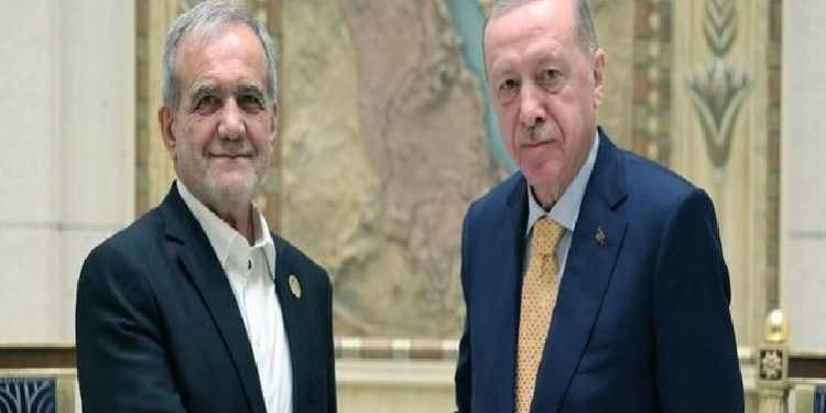 أردوغان يبلغ الرئيس الإيراني استعداد تركيا لتولي الوساطة