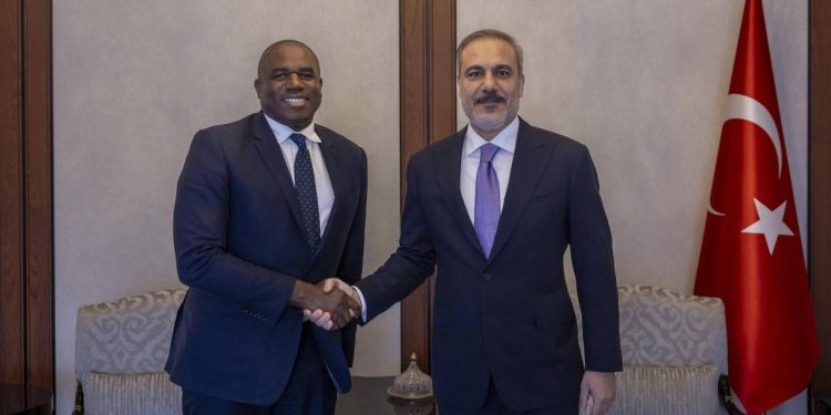 وزير الخارجية البريطاني يزور تركيا