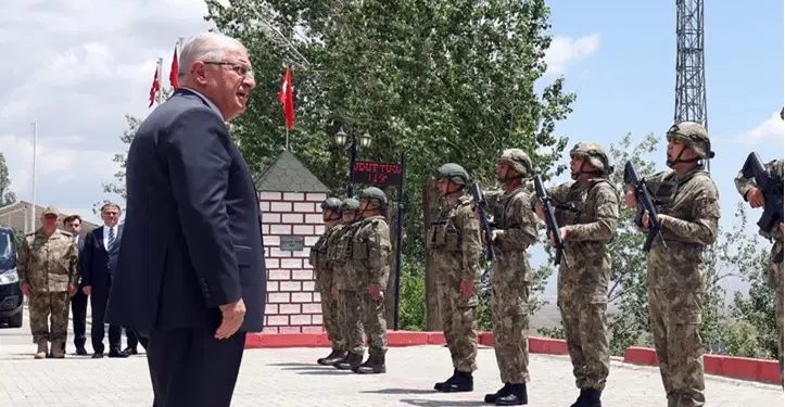 وزير الدفاع التركي يتفقد الوحدات الحدودية مع إيران