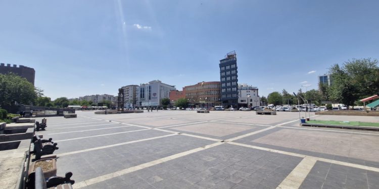 شوارع ديار بكر ومواقعها التاريخية تخلو من المارة في ظل درجات حرارة قياسية