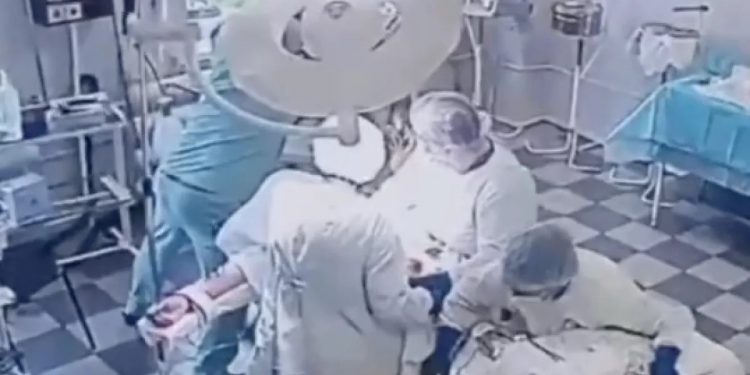 فيديو… فريق طبي يواصل عملية جراحية أثناء زلزال روسيا العنيف