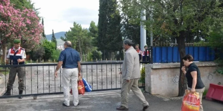 عبد الله أوجلان وسجناء إمرالي يلتقون بعائلاتهم