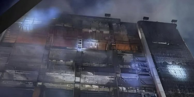 مصرع 60 شخص في حريق بمركز تسوق بالعراق