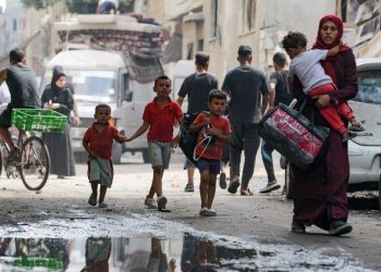 إسرائيل تقصف مخيم جباليا وتجبر المدنيين على الفرار من غزة