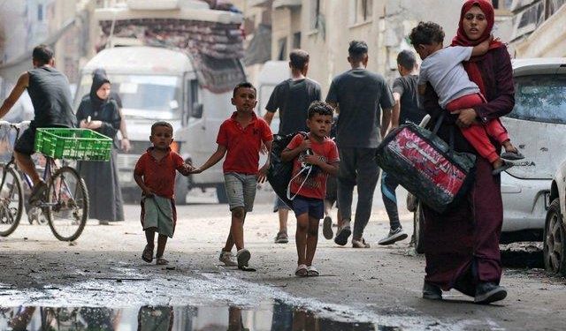 إسرائيل تقصف مخيم جباليا وتجبر المدنيين على الفرار من غزة