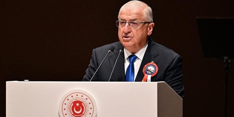 وزير الدفاع التركي: “يجب أن تتوقف الأنشطة الإرهابية فوراً”